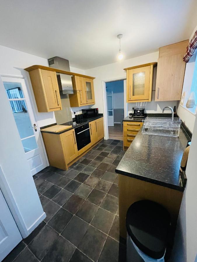 Wolverhampton Large 3 Bedrooms 5 Bed House Perfect For Short & Long Stays Contractors Business Nhs Insurance 1 Bathroom And Separate Wc Private Garden Driveway For 2 Large Vehicles Close To City Centre M6 M54 And Walsall Willenhall Cannock Property Exterior foto
